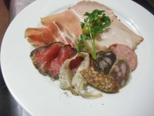 修行の賜物の三輪亭での自家製ハム盛です