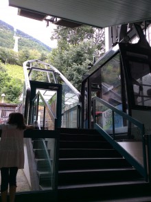 これで山の中腹に向かいます。それから、また乗ります。
