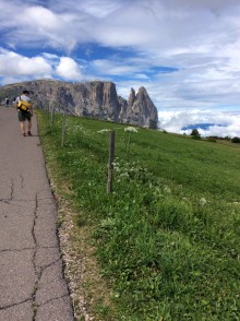 冬はスキーもできるけど、夏はハイキング、サイクリング、広い場所を利用してセミナーも開かれる。なだらかな道は舗装されてる場所もあり、馬も通り過ぎる。