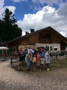 山小屋。今後2階を宿泊もできるようにするらしい。ゲオルグの隣が兄のペーテル。反対側の2人の女の子はアルバイト。チェックのシャツと皮の短パンがかわいい。