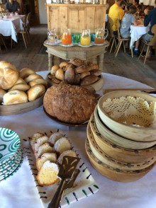 Gasthof Kroneの朝食。写真をいくらとっても足りない...