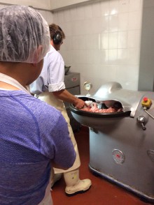 三輪亭おなじみヴァイスヴルストの生地を回し中。お兄さんヘッドフォンつけてます。