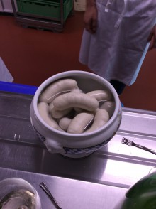 完成した白ソーセージをポットに入れて、みんなで試食。