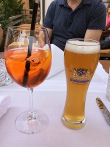 Mt. San Vigilio、山の上。白ビールとヴェネツィアーナ。蜂がぶんぶんいて入りそうだった。