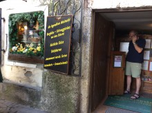 この電話してるおじちゃんの店、小さくて2人も入ることできないけど、美味しいものばかりだった。隣にエノテカがあり、そこでワインを注文して、ここのサラミをいただきました。