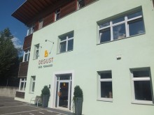 新しくなったデグストの店舗。1階が店舗、2階が事務所、3階がハンシさん一家の住居スペース。