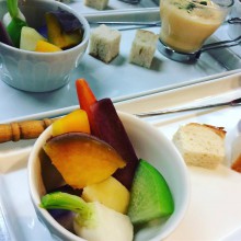 18年11月/前菜:
白ワインスープとチーズフォンデュ。彩り豊かなお野菜!