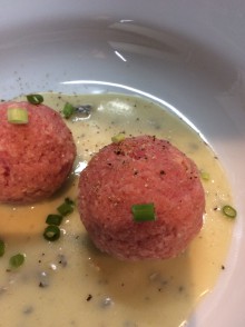 19年7月/プリモ:
ビーツのカネーデルリ。ピンク色が鮮やかです。ブルーチーズのソースでいただきました