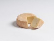19年6月/チーズ:
ミニョーロ。南チロルのEggemoahofというチーズの作り手の牛乳チーズ。食べやすい柔らかいチーズ。