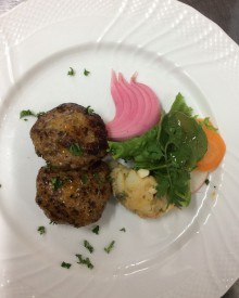 19年6月/セコンド:
フリカデッレ。南チロル風ハンバーグ。赤玉ねぎのピクルス添え。