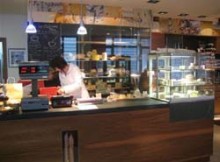 現在のDEGUSTの店内と奥様のEdith。とても洗練された店内です。