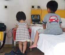 ちょっと、ホテルで休憩中。わが息子と娘。