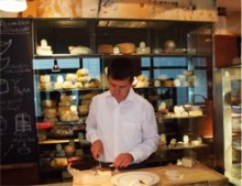 DEGUST店内で試食用のチーズを切り分けてくれるチーズ熟成士Hansi。休日なのに、店を案内してくれました。