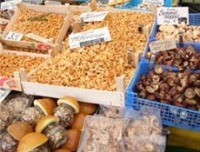 キノコ屋さん。真ん中の黄色いのは、アンズ茸。ドイツ名は「Pfifferlinge」。ハンシはこの名前でこのキノコを呼んでました。→